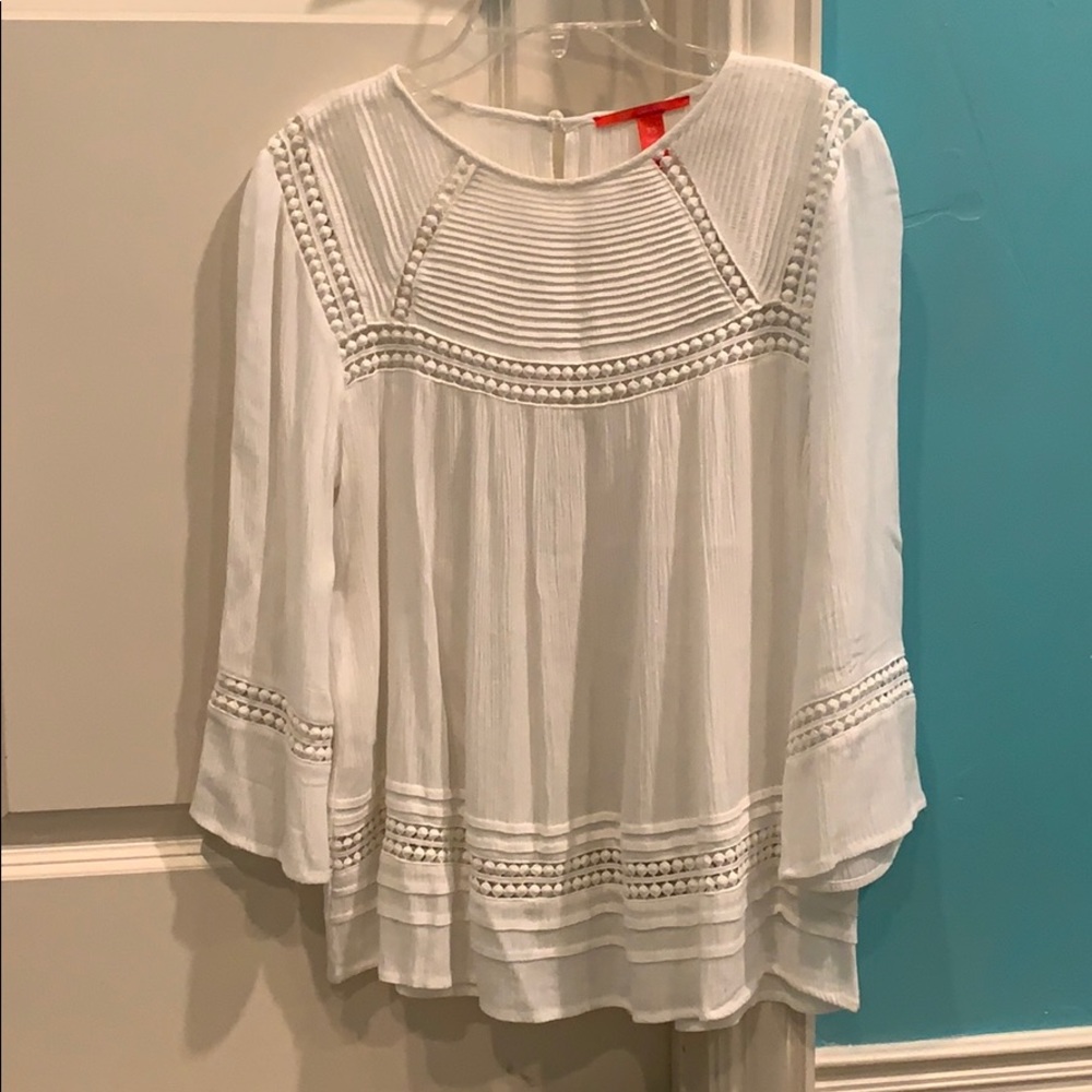 Cute white blouse!